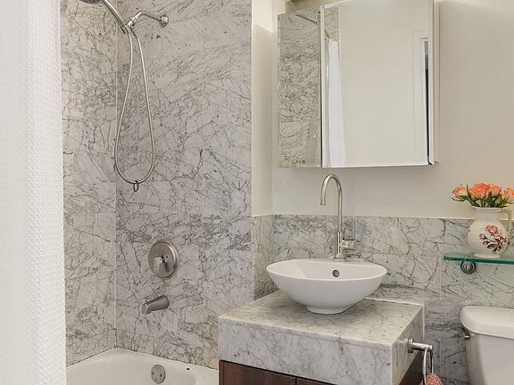 3rd image of 1 Wall Street Ct Penthouse 4