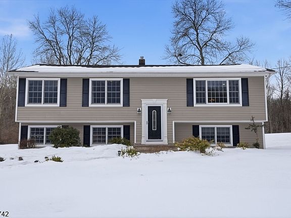 3rd image of 521 Cokesbury Rd