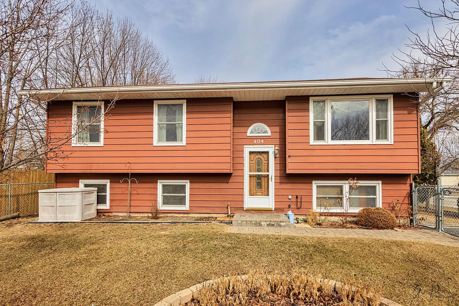 404 E Shorewood Rd photo 1