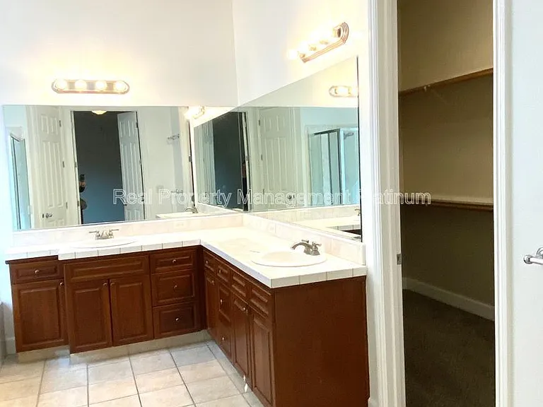 5801 W Chennault Ave — Photo 15