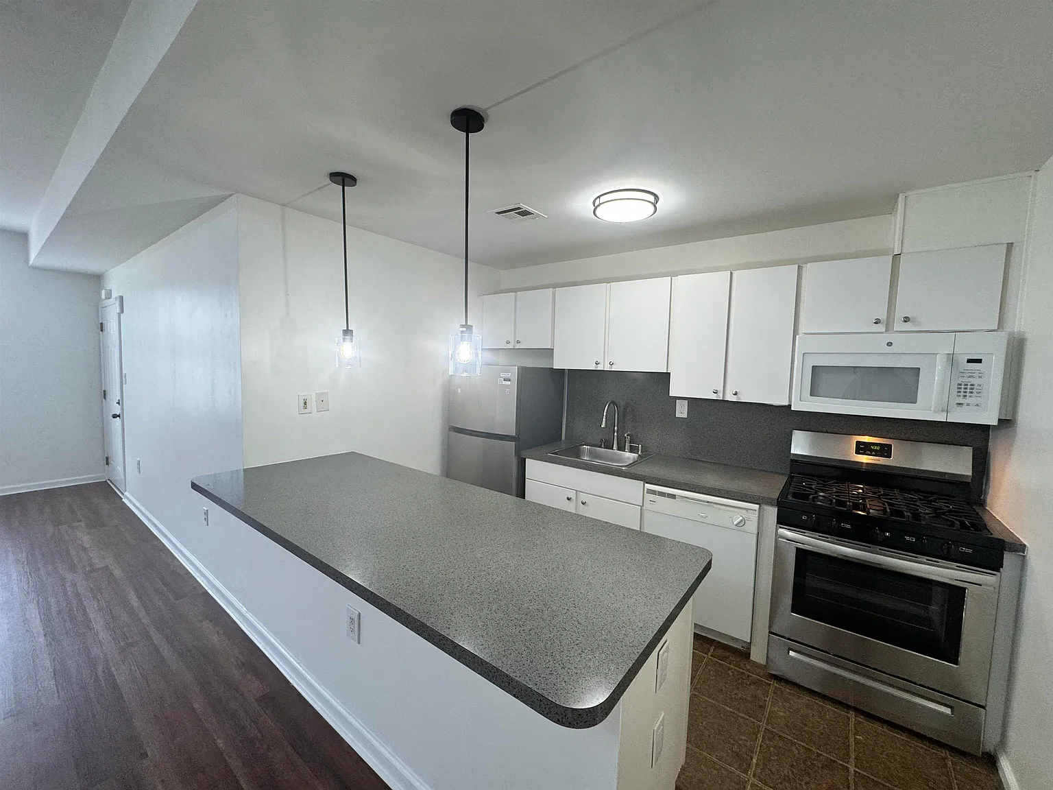 2 bed, 1.0 bath, 1150 sqft, $2,300 — Photo 1