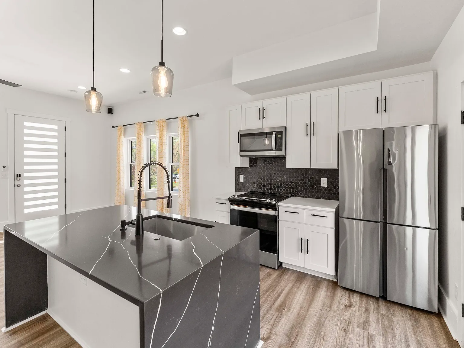 3 bed, 2.5 bath, 1213 sqft, $2,100 — Photo 3