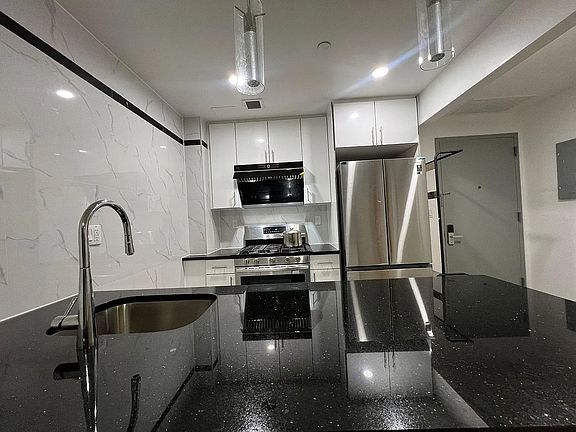 4th image of 14427 Sanford Ave #8J