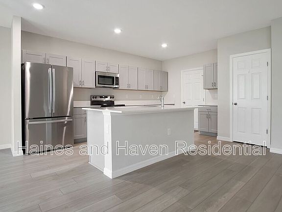5th image of 3889 Geranium Ave