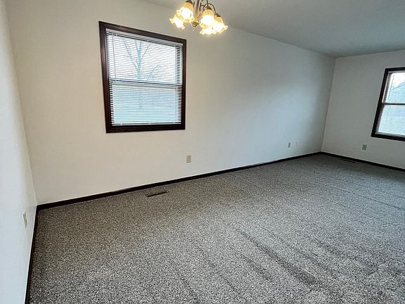 4th image of 907 Royce Ave