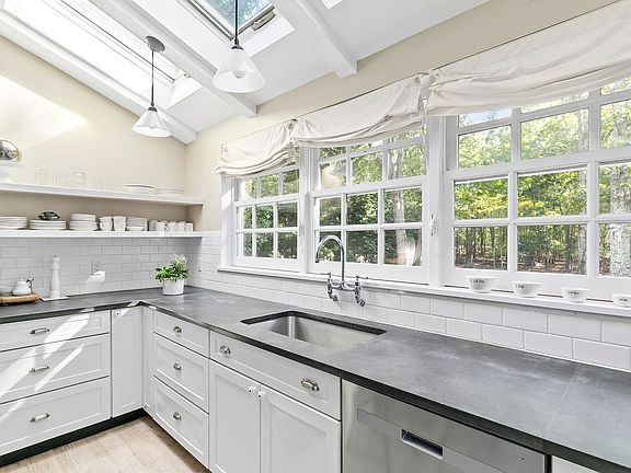 3rd image of 72 Runnymeade Dr