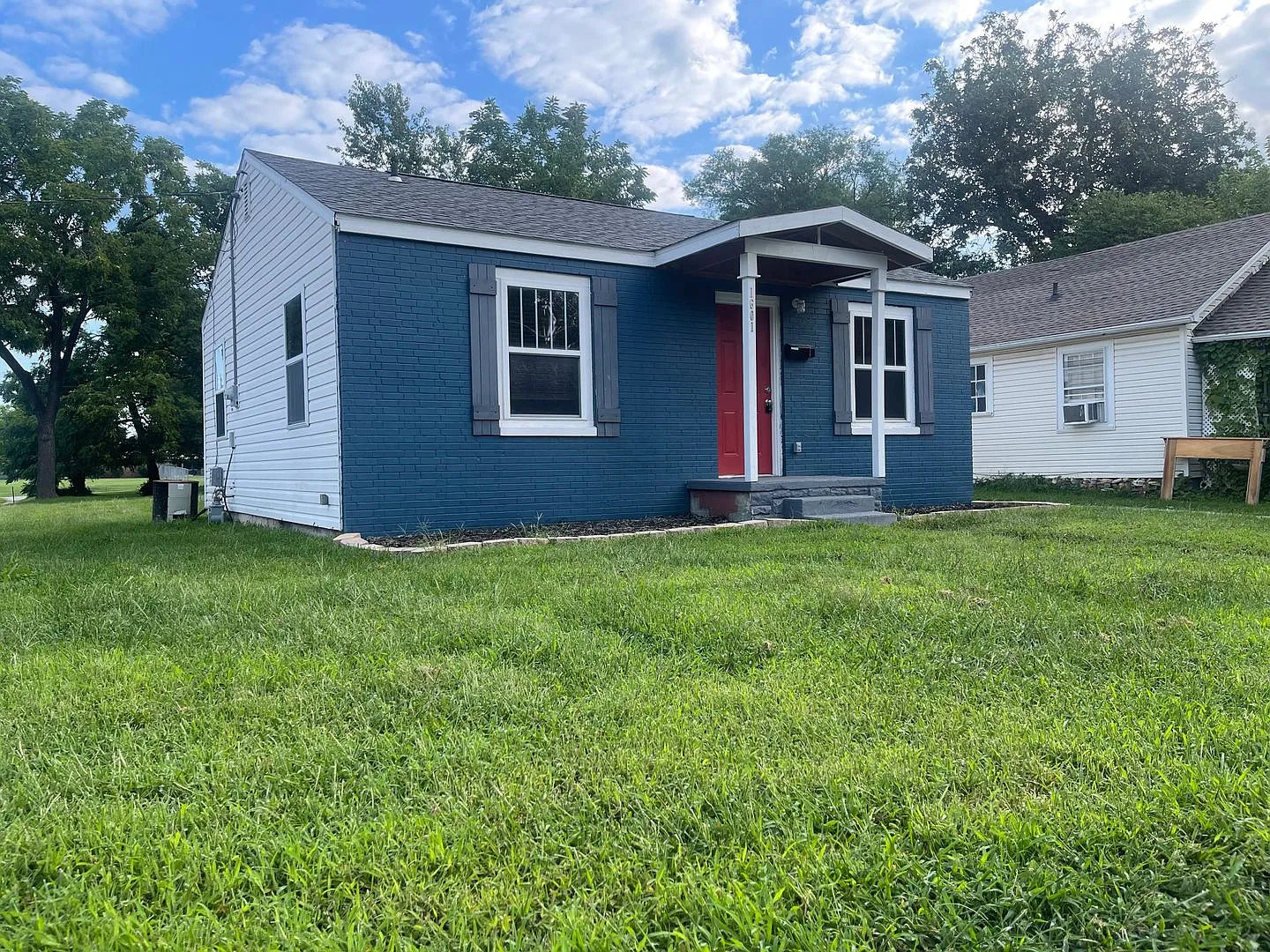 Oh my Say hello to this adorable bungalow located just minutes from downtown. — Photo 2