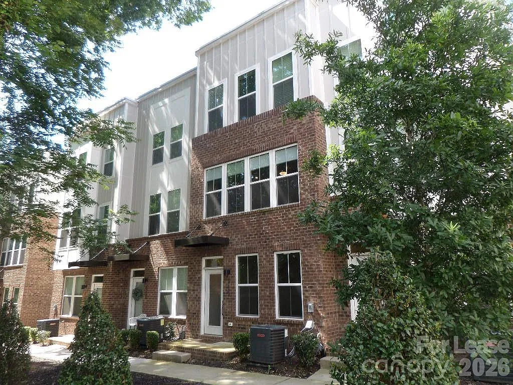 Parkwood Square — Photo 1