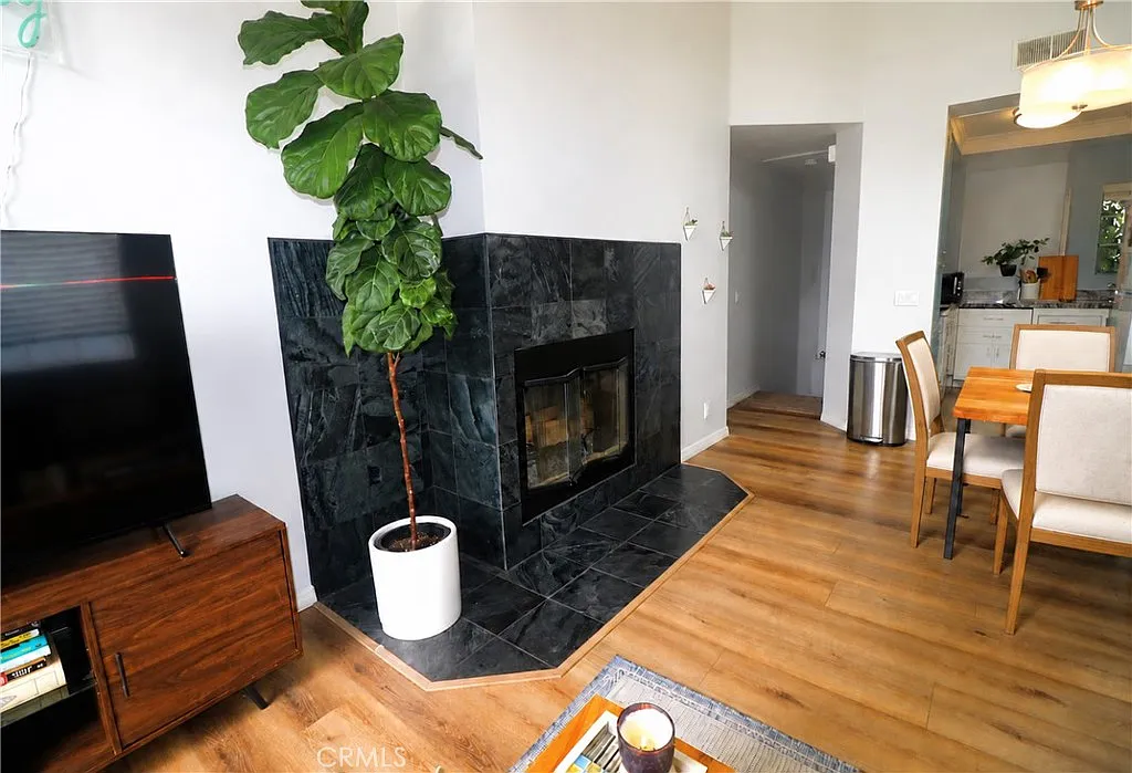 2 bed, 1050 sqft, $4,200 — Photo 2