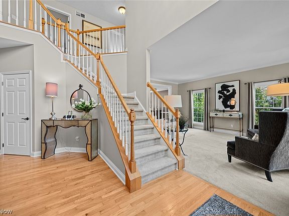 4th image of 215 Beaumont Trl