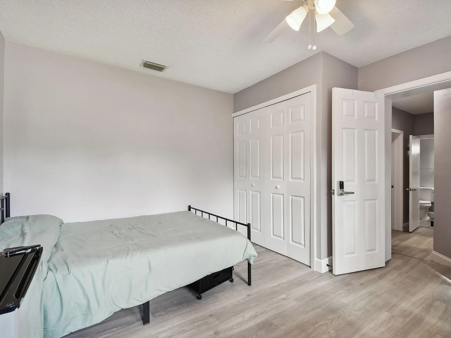 4 bed, 3.0 bath, 2123 sqft, $975 — Photo 3