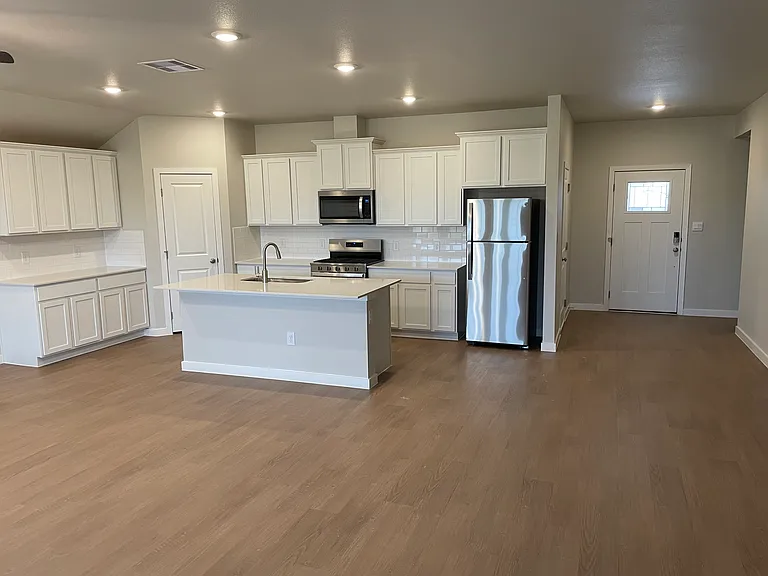 1405 Irigoyen St — Photo 3