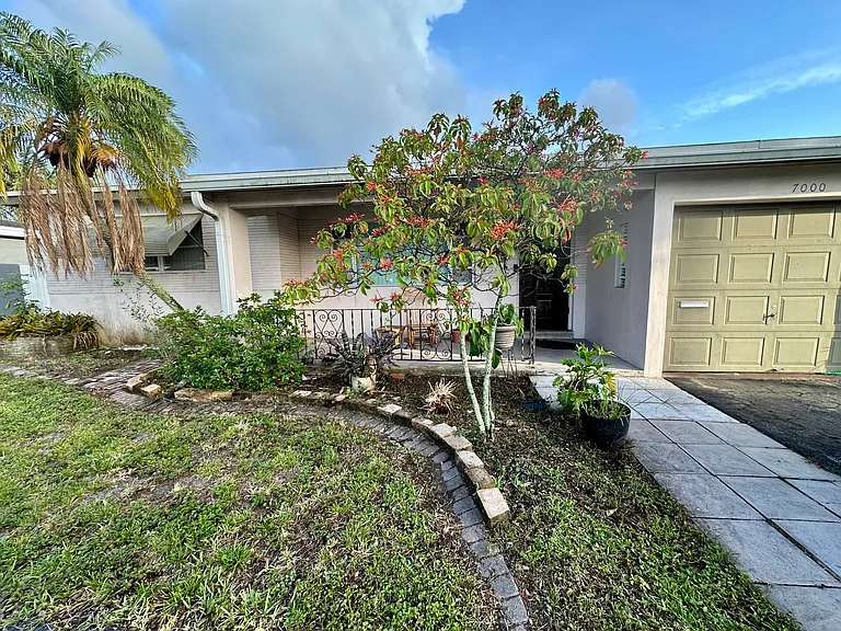 7000 SW 11th St — Photo 4