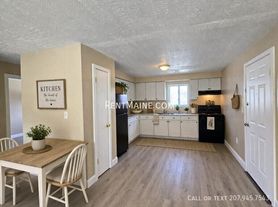 8 Hillside Ln, Lewiston, ME