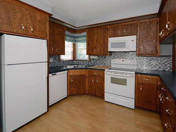 3rd image of 1636 Iowa Ave E