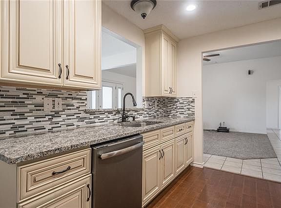 2nd image of 640 Oakbrook Dr