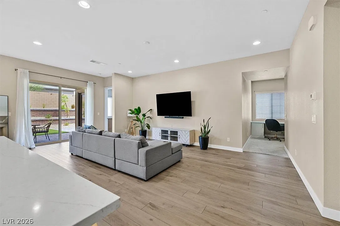 3 bed, 2.5 bath, 2016 sqft, $2,900 — Photo 3