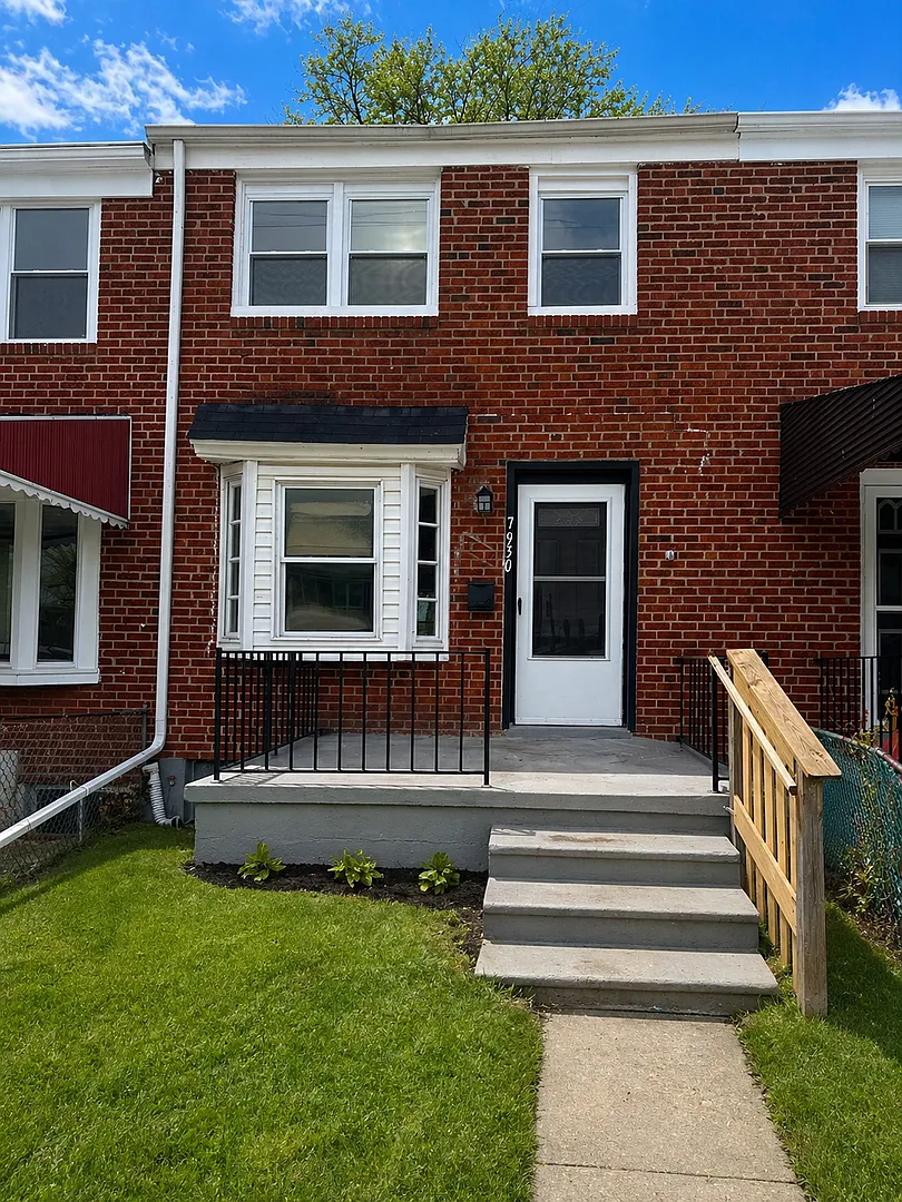 Charming 3-Bedroom Home with Fenced Yard & Private Parking — Photo 1