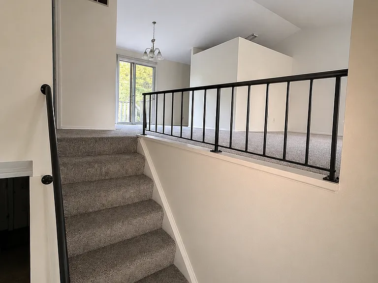 2531 Windsor Village Dr — Photo 2