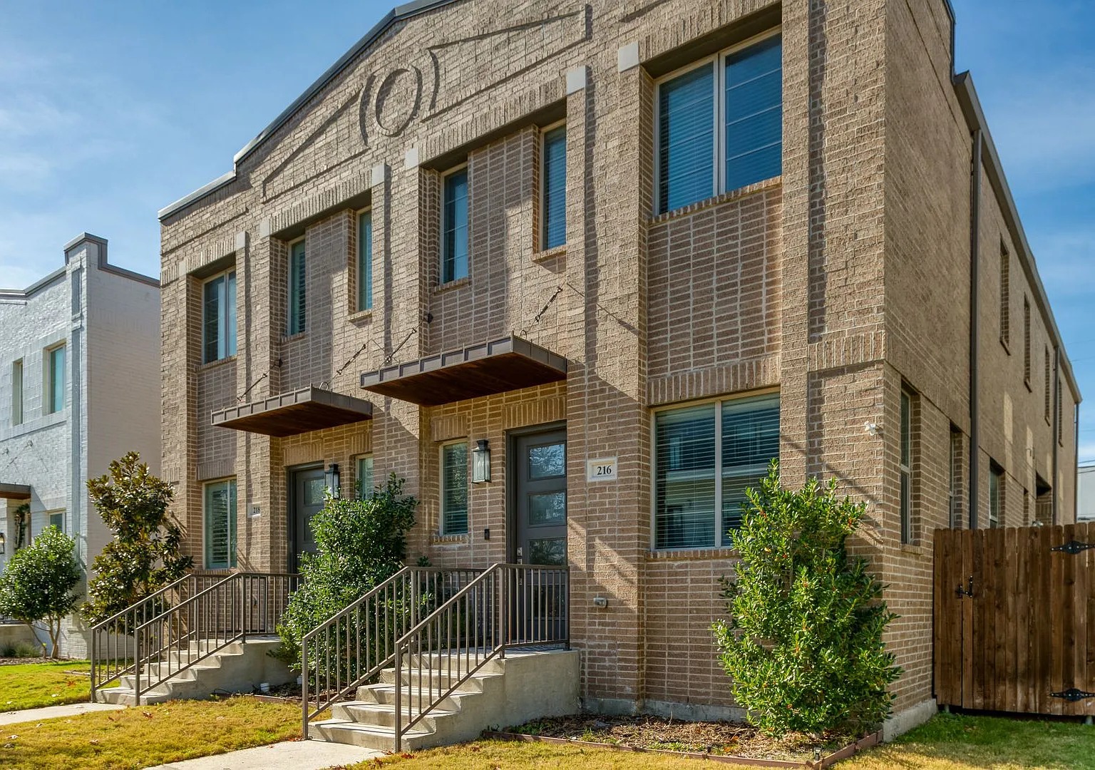 Gorgeous 3 Bedroom Townhouse Located In Fort Worth! — Photo 1