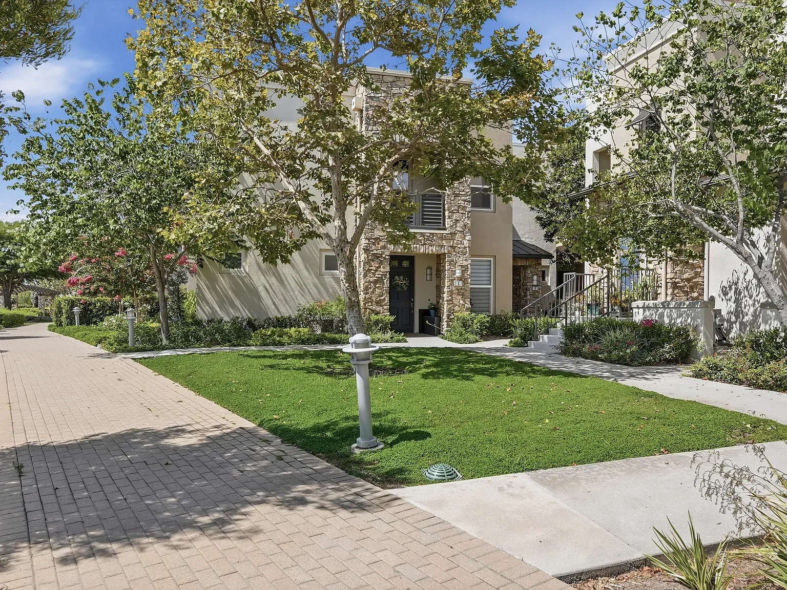 2 bed, 1475 sqft, $4,000 — Photo 2