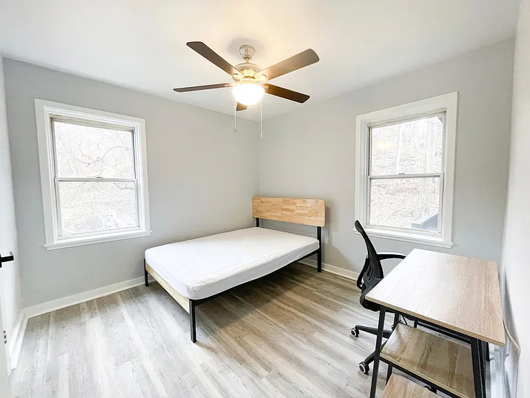 5735 Hobart St #3 — Photo 11