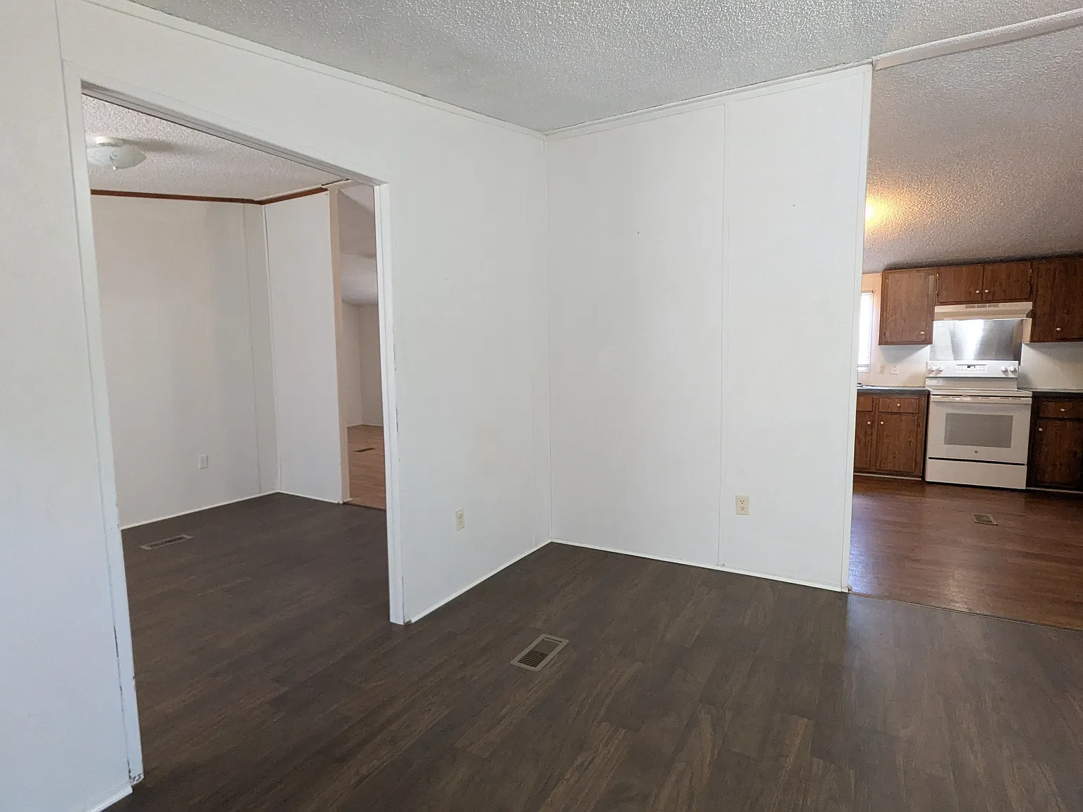 3 bed, 1960 sqft, $1,175 — Photo 2