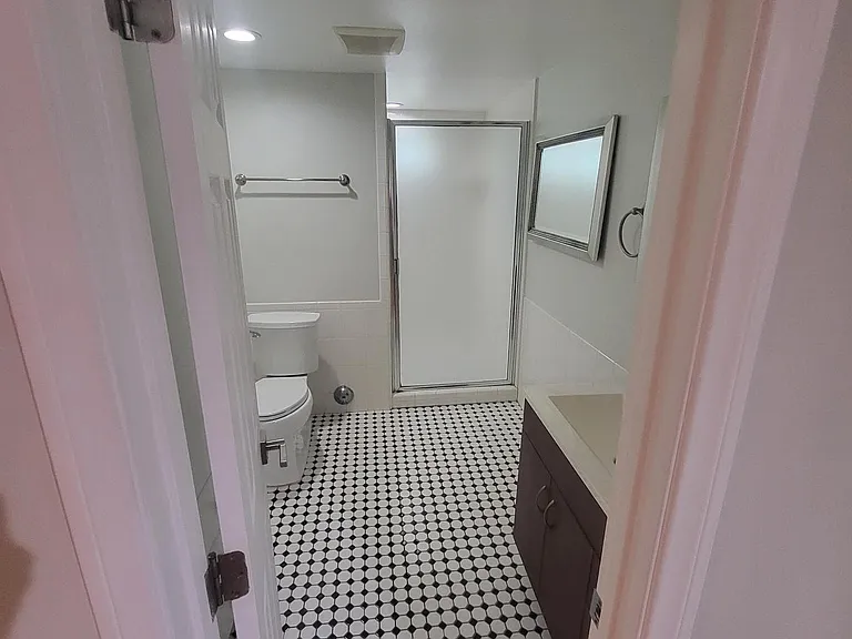 3914 W Victory Blvd #102 — Photo 8