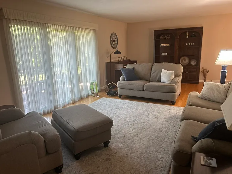 1126 Laurel Ln — Photo 4