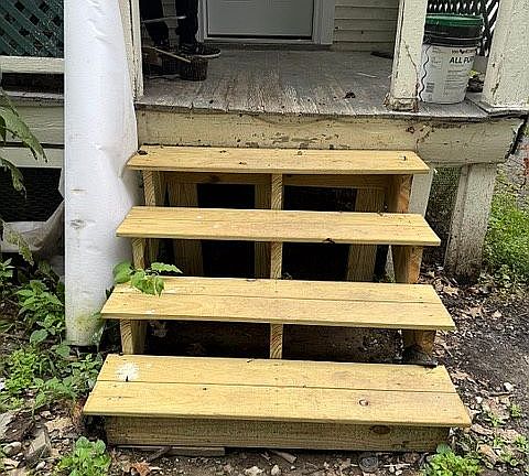5th image of 105 E Vaughn St