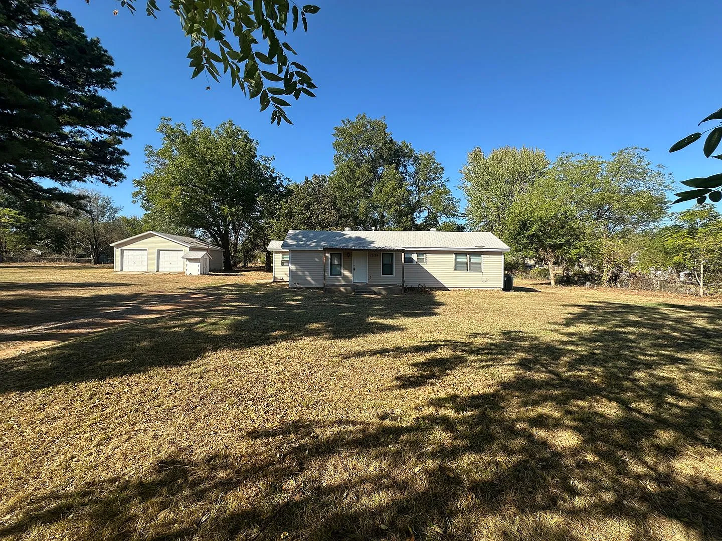 3 bed, 1 bath, 2 car garage on 1 acre — Photo 2