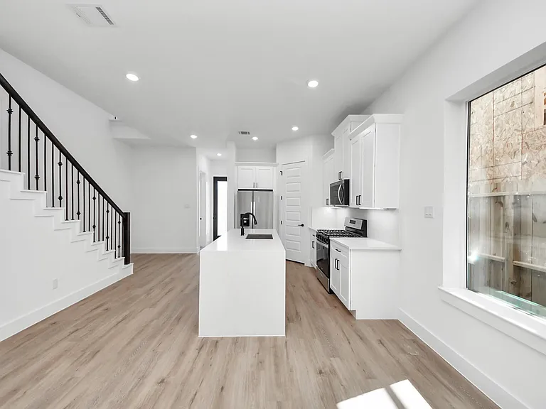 3310 Hardy St — Photo 7