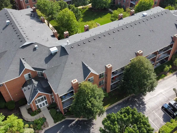 125 Hunt Club Dr #125, St Charles, IL 60174