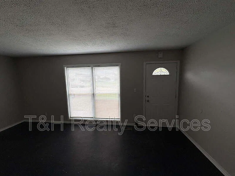 3 bed, 1.0 bath, 1189 sqft, $1,350 — Photo 2