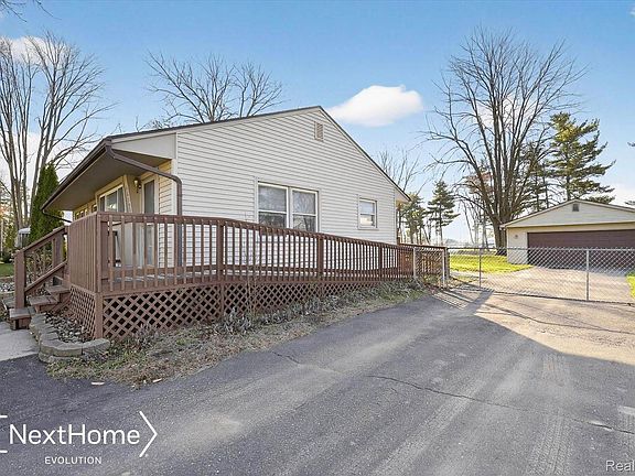 3rd image of 46295 Chatsworth Dr