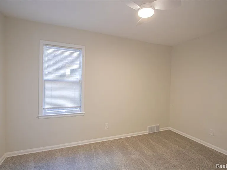 16896 Manor St — Photo 14