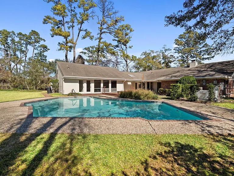 365 Piney Point Rd — Photo 1
