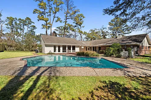 365 Piney Point Rd Photo 1
