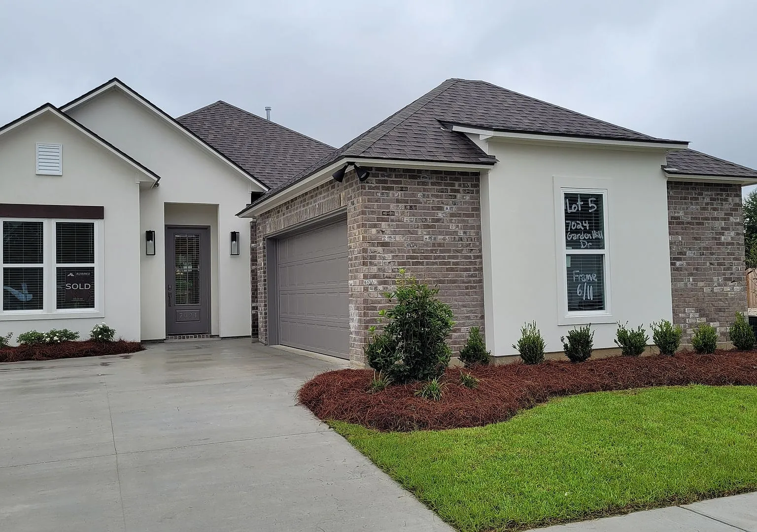 Stunning home in Garden Hill! — Photo 1