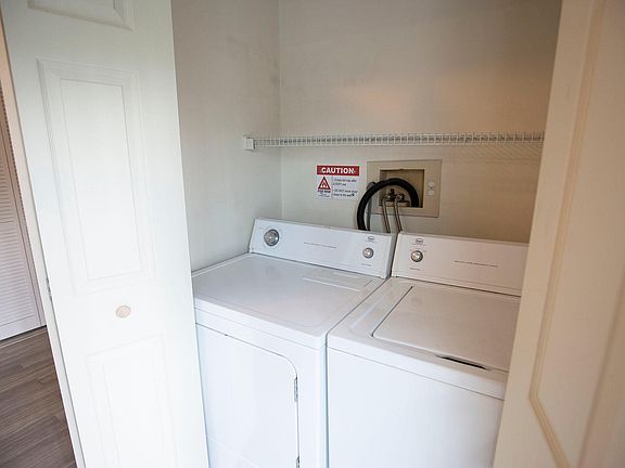 5th image of 842 Stewart St