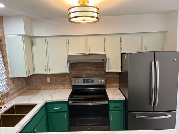 4th image of 3036 N 32nd St Unit 305