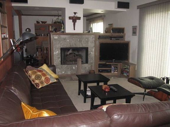 Living Room / Fireplace