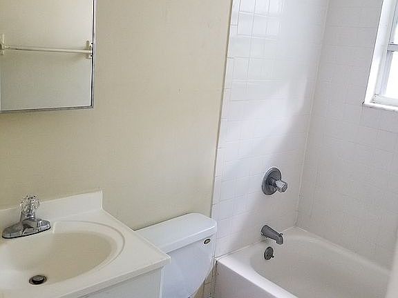 3rd image of 4021 Pearce St