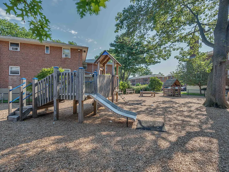 Crestwood Lake Apartments — Photo 76