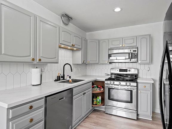 4th image of 1150 Evelyn St