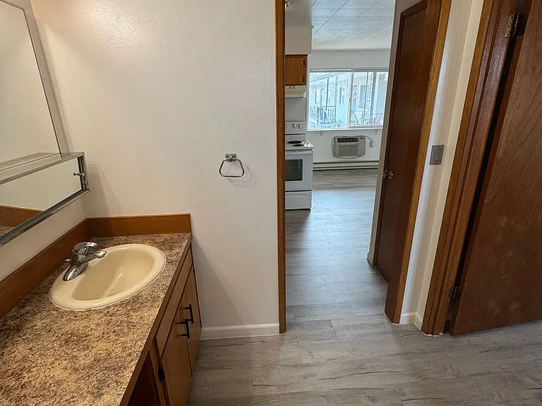 Town House Manor — Photo 11