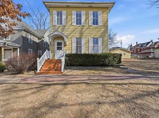 824 N 8th St, Burlington, IA 52601