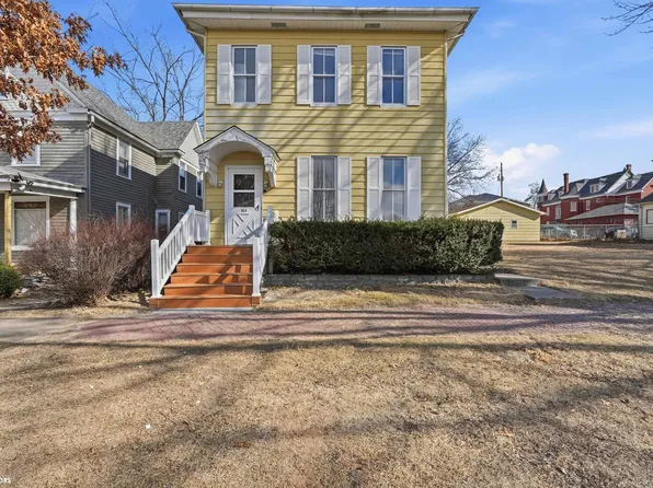 824 N 8th St, Burlington, IA 52601