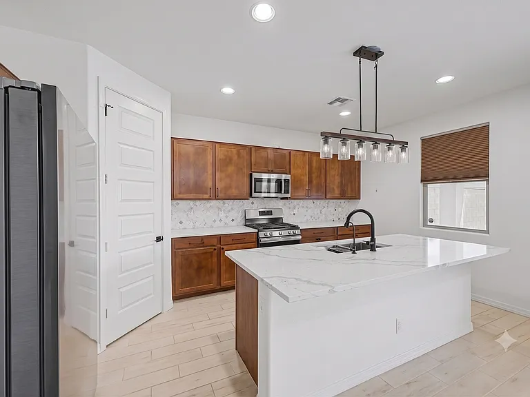5737 W Getty Dr — Photo 7