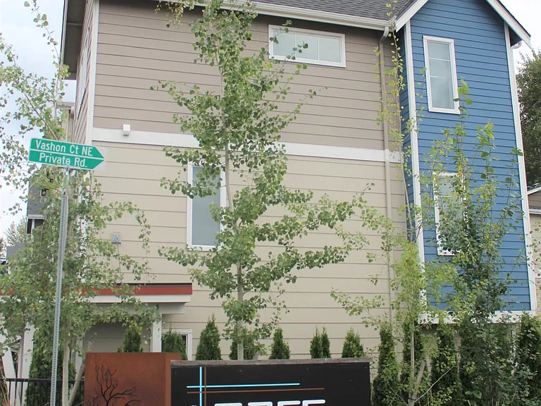 351 Vashon Ct NE — Photo 6